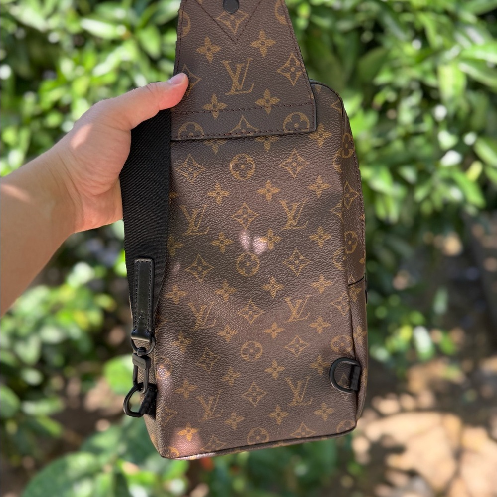 Louis Vuitton Brown and Black Belt Bag with Monogram Design - Picture 2 of 7